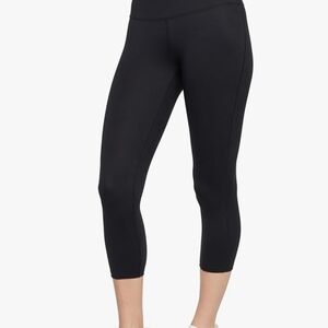 Marika Women's 22" Fia Pocket Capri Women's Black Crop Leggings Large